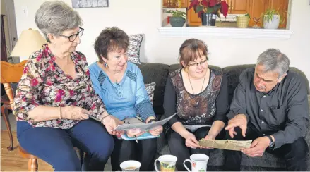  ?? ADAM MACINNIS ?? Thorburn 150 Historical Kiosk Society members include from the left: Gail Jordan, Kathryn Campbell, Manon Potvin and John Ashton look over pieces of historical informatio­n.