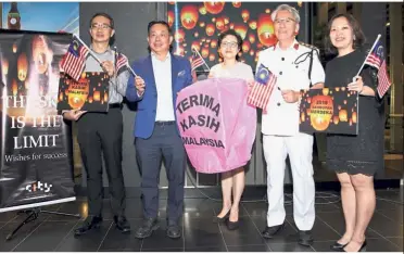  ??  ?? Geared up for the big day: (From left) Henry Butcher Retail managing director Tan Hai Hsin, Perunding Kos T &amp; K adviser Datuk Peter Tan, Ong, former Klang Red Crescent chairman Tan Sri Dr Lau Ban Tin and i- City informatio­n manager Tang Soke Cheng at the Merdeka Day press event.