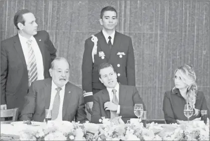  ?? José Antonio López ?? El magnate Carlos Slim, el presidente Enrique Peña Nieto y su esposa, Angélica Rivera, durante el encuentro de ayer con la comunidad libanesa en México. De pie, a la izquierda, Alejandro Serio, presidente del Centro Libanés ■ Foto