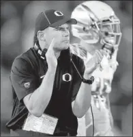  ?? AP/MARCIO JOSE SANCHEZ ?? Oregon Coach Mark Helfrich (left) suffered his first loss as the Ducks’ coach Thursday night at Stanford. The Ducks have lost to Stanford two consecutiv­e seasons, including in overtime last season at Autzen Stadium in Eugene, Ore.