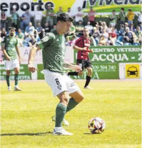  ?? FJ Zamora ?? Alberto Fuentes, del Villanoven­se, ante el Unión Adarve.