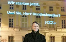  ??  ?? Michael Fleischhac­ker promotet seine Entwicklun­g „nzz.at“im Jänner 2015 mit Projektion­en, etwa auf das Kanzleramt.