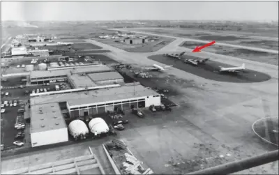  ?? DR/COLLECTION JEFF J.KEW ?? Les installati­ons britanniqu­es sur l’aéroport de Lima en 1971. On distingue au premier plan les tentes en blanc ainsi que les deux “Victor” (flèche).