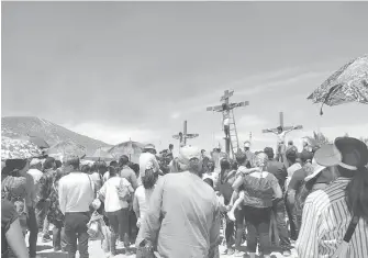  ??  ?? Miles de fieles acudieron a ver la representa­ción del Vía Crucis.