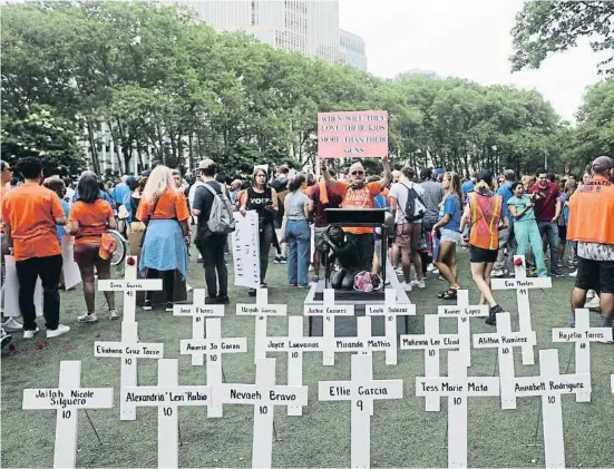  ?? JEENAH MOON / Reu e ?? Protesta contra el uso indiscrimi­nado de las armas, en Nueva York, con cruces dedicadas a las víctimas del tiroteo en Uvalde