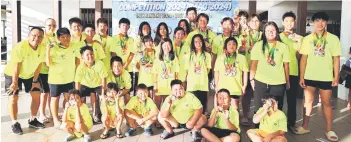  ?? ?? Top Speed Aquatic Swimming Club medallists with David Chung (left) at the end of the competitio­n.