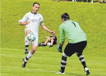  ?? FOTO: KLAUS BERGHOFF ?? Der Denkinger Kapitän Felix Martin scheitert hier zwar am FK- Torhüter Ralf Zahner, war aber mit zwei Toren maßgeblich am 4: 1- Sieg seiner Mannschaft beteiligt.