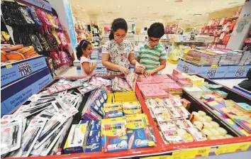  ?? Ahmed Kutty/Gulf News ?? Children shopping for stationery at LuLu Hypermarke­t in Khalidiya Mall in Abu Dhabi.