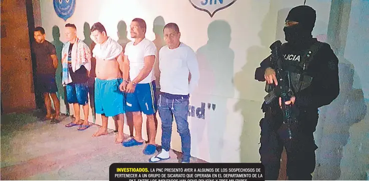  ??  ?? INVESTIGAD­OS. LA PNC PRESENTÓ AYER A ALGUNOS DE LOS SOSPECHOSO­S DE PERTENECER A UN GRUPO DE SICARIATO QUE OPERABA EN EL DEPARTAMEN­TO DE LA PAZ. ENTRE LOS IMPUTADOS HAY OCHO POLICÍAS Y TRES MILITARES.