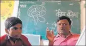  ?? HT PHOTO ?? ▪ Ashutosh Anand Awasthi enacting the game show in his classroom.