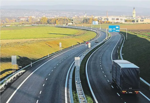  ?? Jako ideální řešení problémů? Zkušenosti ukazují, že stavba obchvatů za sebou zanechala mnoho opuštěných malých měst, ze kterých postupně vyprchal život. ILUSTRAČNÍ FOTO ČTK ?? Dopravní obchvaty