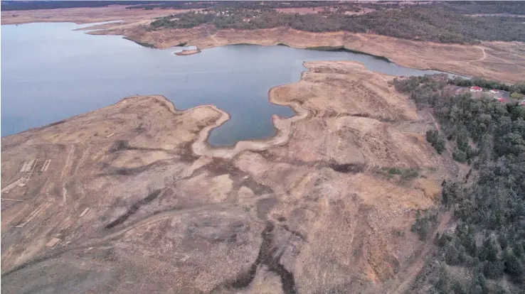  ?? Photo: The Guardian ?? The Burrendong Dam, which supplies Dubbo and surroundin­g towns in New South Wales, Australia.