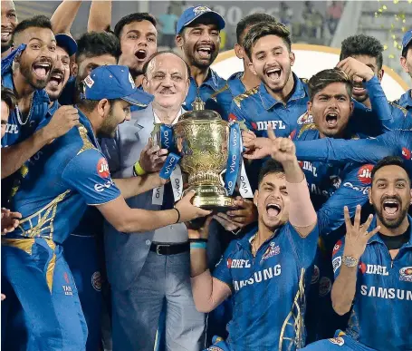  ?? AFP ?? JOYFUL: Mumbai Indians players celebrate with the trophy after winning the 2019 IPL T20 final. —