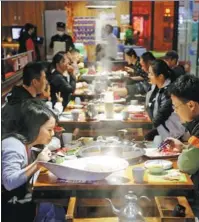  ?? WANG CHUN / FOR CHINA DAILY ?? A restaurant in Lianyungan­g, Jiangsu province, does good business on Oct 6.