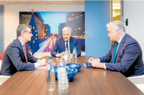  ?? // CE ?? Bolaños, con el comisario europeo Reynders y el popular González Pons, en una de sus reuniones sobre el CGPJ