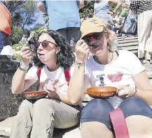  ?? ?? Diversas imágenes de Las Ermitas, con una multitud de cordobeses que se congregaro­n a los pies del Sagrado Corazón de Jesús para disfrutar de la cazuela de habas, ayer.