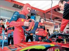 ?? ?? Carlos Sainz, preparado para subirse al coche en Fiorano.