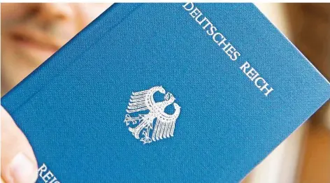  ?? FOTO: SEEGER/DPA
FOTO: SOKOLOWSKI/DPA ?? Offiziell gilt er natürlich nicht, ist aber dennoch der Traum des deutschen Reichsbürg­ers: der Fantasie-Pass „Deutsches Reich Reise“-Edition. Polens PräsidentA­ndrzej Duda