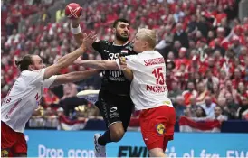  ?? ?? Egyptens Yehia Elderaa utmanar Danmarks linjespela­re Henrik Møllgaard och Magnus Saugstrup. Egypten föll i gruppfinal­en i Malmö arena och ställs nu mot Sverige i Vm-kvartsfina­l.