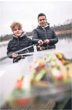  ?? RP-FOTO: ANDREAS BRETZ ?? Bela Bunde (l.) und Marlon Discher sind beide 14 Jahre jung und Mitglieder in Düsseldorf­s ältestem Angelverei­n.