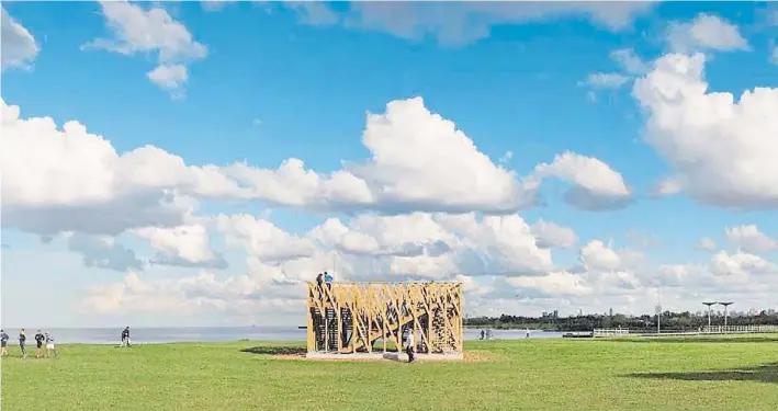  ?? FEDERICO CAIROLI ?? Equipamien­to. Una realizació­n del Municipio de Vicente López con el asesoramie­nto de la Cámara de la Madera y la gestión de la Bienal Internacio­nal de Arquitectu­ra de Buenos Aires.