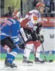  ?? FOTO: DIREVI ?? Die Schwenning­er Wild Wings (links Dominik Bittner) hatten am Sonntag gegen Bremerhave­n (rechts Jan Urbas) mit 2:5 das Nachsehen.