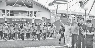  ??  ?? MULA: Wong (dua kanan) dan Tay (tiga kanan) bersama melepaskan peserta di pekarangan Stadium Tun Zaidi, Sibu semalam.