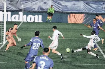  ?? /EFE. ?? Ferland Mendy (23) llega para ‘cerrar a pinza’ y con su remate marcar el segundo gol del campeón de España, que se resiste a entregar la corona.