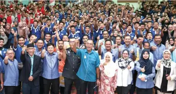  ?? — Bernama photo ?? Rosol (front, centre) in a photo call with PUM22 participan­ts.