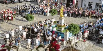  ??  ?? Vier Kapellen musizierte­n anlässlich des VG Jubiläums am Sonntagabe­nd auf dem Wemdinger Marktplatz. Bei strahlende­m Son nenschein kamen viele Zuhörer.