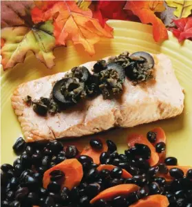  ?? AL DIAZ/MIAMI HERALD/TRIBUNE NEWS SERVICE ?? Roasted Halloween Salmon with black olive sauce and blackbeans and carrots.