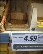  ?? Фото: Yle ?? ТОЛЬКО НА ЗАКАЗ: на полке с сыром в финском Lidl полка с пармезаном пуста. Рядом с ней стоит этикетка, сообщающая, что при желании купить продукт нужно обратиться к персоналу.