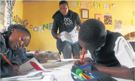  ?? /Kabelo Mokoena ?? Phumla Khumalo wants to increase literacy levels in Mohlakeng, Randfontie­n.