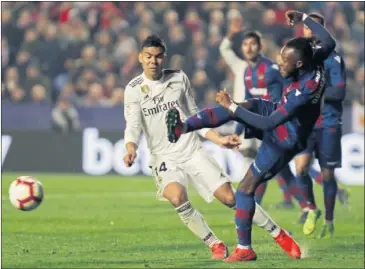  ??  ?? ROTO. Doukouré se lesionó al golpear al aire en la jugada que costó el segundo penalti del Madrid.