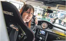  ?? FOTO: FELIX KÄSTLE ?? Tamara Pauly, Teilnehmer­in am European Tuning Showdown in ihrem getunten Mini, ist eine von drei Frauen, die an diesem Wettbewerb teilnehmen. Die anderen 61 Teilnehmer sind Männer.