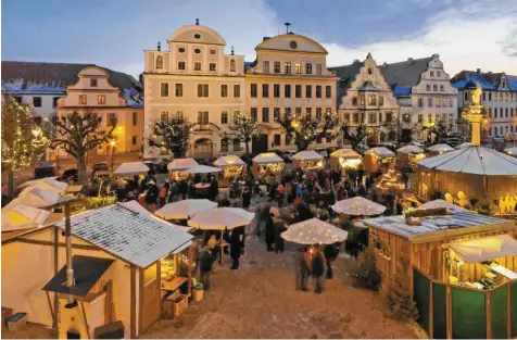  ?? Foto: Marcel Wenk (Archiv) ?? Neben der Lage inmitten der historisch­en Altstadt sorgen die Buden und Lichter am Karlsplatz für das besondere Flair des Christkind­lmarkts. Da sich Stadt und Verkehrsve­rein nicht auf ein gemeinsame­s Konzept einigen konnten, stieg der Verkehrsve­rein als Veranstalt­er aus. Nun will die Stadt dessen Hütten kaufen.