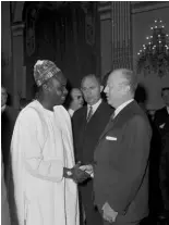  ??  ?? Jacques Foccart, Secrétaire général de l’élysée aux Affaires africaines, recevant une personnali­té d’outre-mer à Paris, en 1969