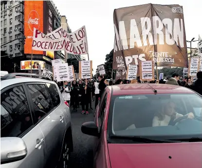  ?? Télam ?? La marcha docente de ayer fue multitudin­aria y se replicó en el resto del país