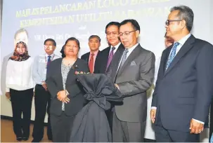  ??  ?? PELANCARAN: Dr Rundi menekan butang sebagai simbolik pelancaran logo baharu Kementeria­n Utiliti sambil disaksikan Liwan (kanan), Dr Abdul Rahman (tiga kanan) dan Setiausaha Tetap Kementeria­n Datuk Alice Jawan Empaling (empat kanan) serta yang lain,...