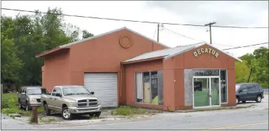  ?? Westside Eagle Observer/MIKE ECKELS ?? Lee’s Auto Repair shop is one of three businesses in Decatur dedicated to vehicle maintenanc­e. Lee’s is located in the old Decatur Flea Market at the Main Street curve next to the Decatur Depot.