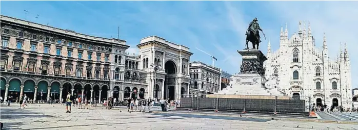  ?? (M. CARLA OLLER) ?? Piazza Duomo. Italia vuelve de a poco a la normalidad con la apertura de espacios públicos y recreativo­s.