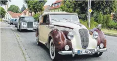  ??  ?? Ein Höhepunkt in diesem Jahr: Die von den Helmers organisier­te OldtimerAu­sfahrt in Richtung Großes Lautertal auf dem Weg nach Münsingen.