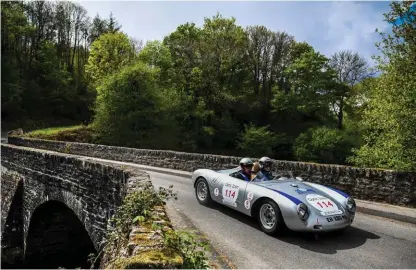  ??  ?? La Porsche 550 (ici, le modèle Spyder) signa la première grande victoire de la marque sportive sur les routes de Sicile, en 1956.