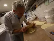  ??  ?? La crème frangipane est posée, puis la galette hollandais­e est façonnée sous forme de dogme.