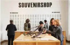  ?? Foto: Doris Weilandt ?? Tausche Idee gegen Objekt: der »Souvenirsh­op« im ehemaligen Bauhausmus­eum Weimar