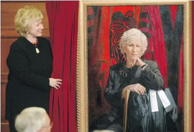  ?? WAYNE CUDDINGTON/FILES ?? Former prime minister Kim Campbell in 2004 unveiling her official portrait, which now hangs in the Centre Block along with those of other past prime ministers. On Wednesday, former prime minister Paul Martin will unveil his official portrait.