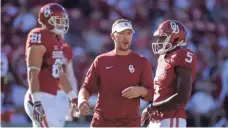  ?? MARK D. SMITH, USA TODAY SPORTS ?? Lincoln Riley, center, joined Oklahoma as offensive coordinato­r and quarterbac­ks coach in January 2015.