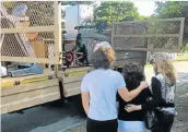  ?? Picture: DEVON KOEN ?? UNPACKING HEADACHE: SANDF members return the belongings of Alta Smit yesterday