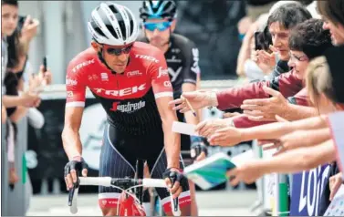  ??  ?? AUTÓGRAFOS. Alberto Contador, con unos aficionado­s en una salida de etapa del Dauphiné.