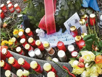  ?? Archivfoto: Ulrich Wagner ?? Ein 49-jähriger Mann starb im vergangene­n Jahr bei einer Attacke am Augsburger Königsplat­z. Die Anteilnahm­e der Bürger war damals groß.